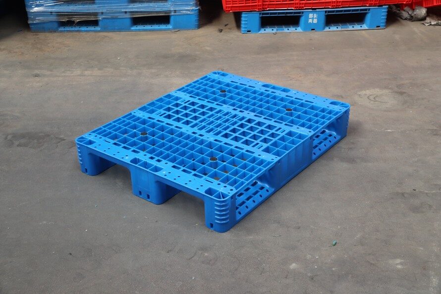 Three runner grid plastic pallet