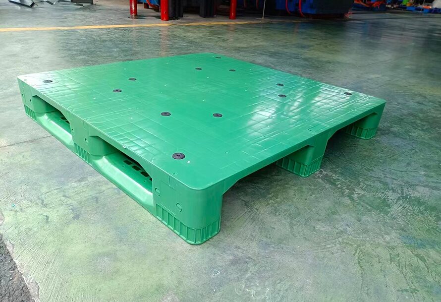 Assembled Three Runner Flat Plastic Pallet 1