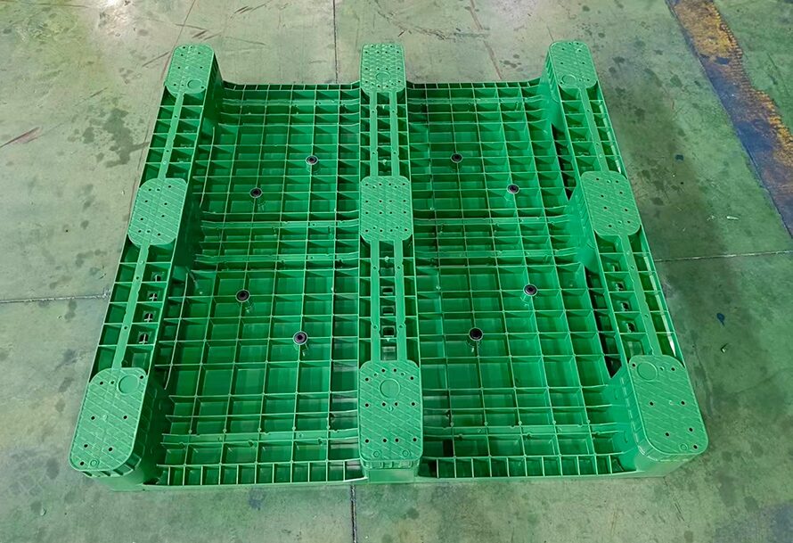 Assembled Three Runner Flat Plastic Pallet 3